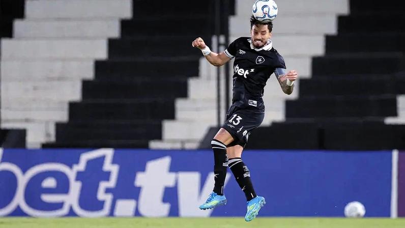 Alex Telles tem contrato com o Botafogo até o fim do ano (Foto: Vítor Silva/Botafogo)