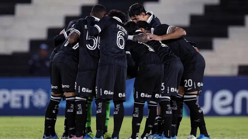 Equipe do Botafogo antes da partida contra o Independiente Petrolero — Foto: Vitor Silva/Botafogo