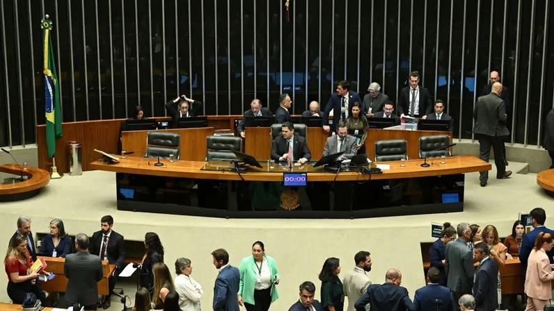 Plenário da Câmara durante sessão para análise de vetos