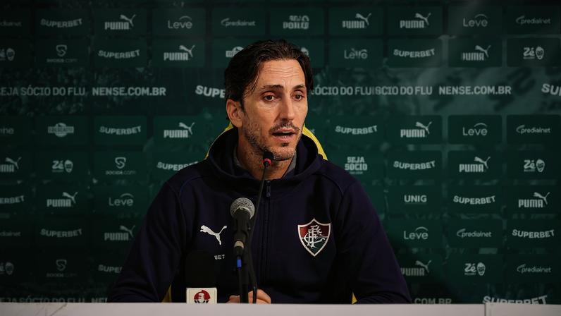 Zubeldía em entrevista coletiva — Foto: LUCAS MERÇON / FLUMINENSE F.C.