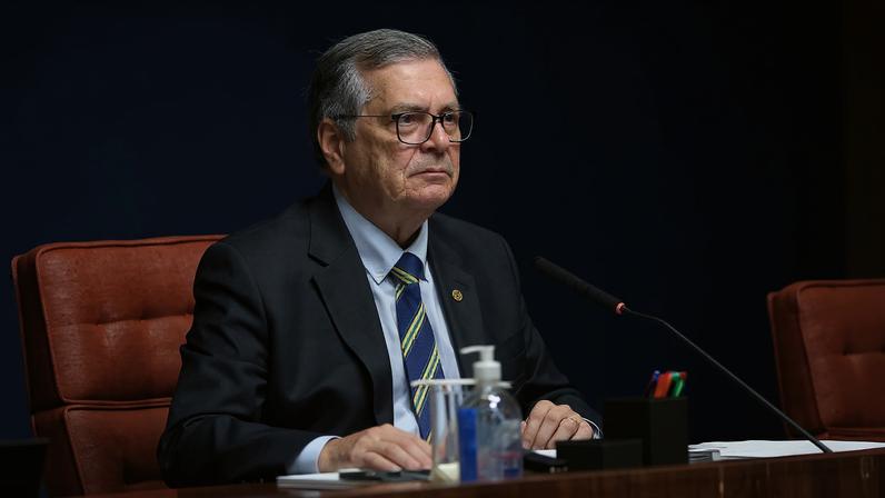 Ministro entendeu que prazo fixado em lei não pode ser flexibilizado. Atual governador interino torna-se único apto.