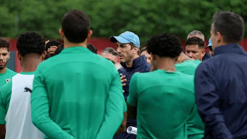Zubeldía conversa com os jogadores do Fluminense no treino (Foto: Lucas Merçon/ Fluminense FC)