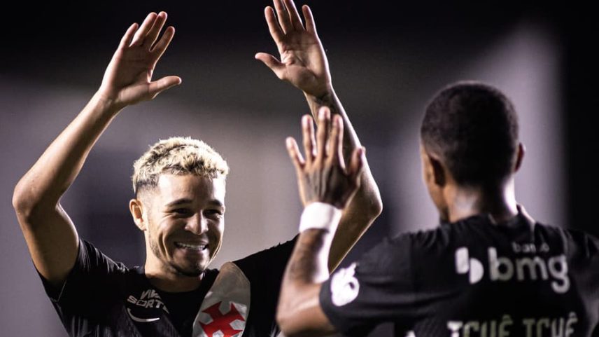 Adson comemora gol marcado pelo Vasco contra o Barracas Central (Foto: Matheus Lima/Vasco)