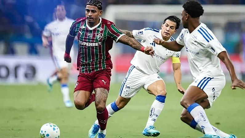 Lance de Cruzeiro x Fluminense no Brasileirão