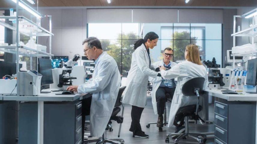 Um dos maiores estudos já feitos sobre a questão observa que padrões pouco claros para determinação de autoria, combinados com dinâmicas de poder, podem criar problemas especialmente para as pesquisadoras. Gorodenkoff/Shutterstock