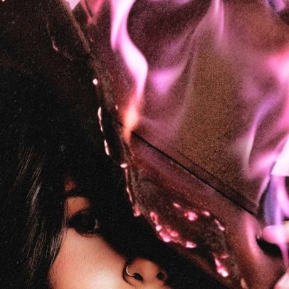 Ana Castela incendeia chapéu na capa do novo álbum