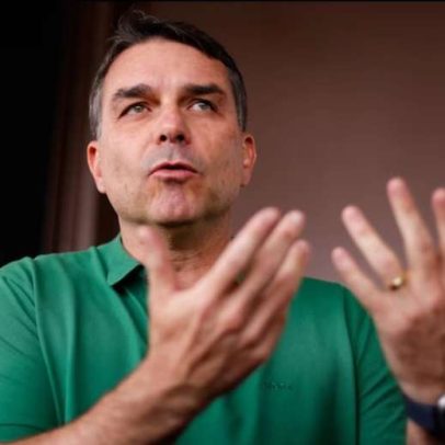 Flávio Bolsonaro confirma recurso para filme do pai e defende CPI Master