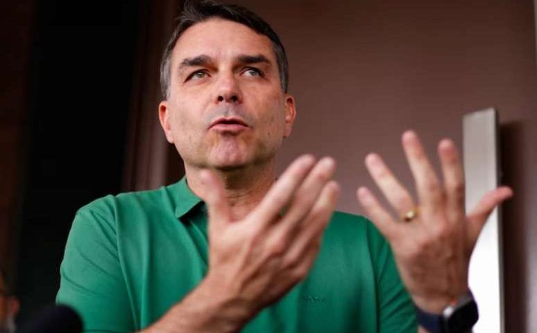 Flávio Bolsonaro, pré-candidato à Presidência, confirmou que pediu dinheiro para o banqueiro