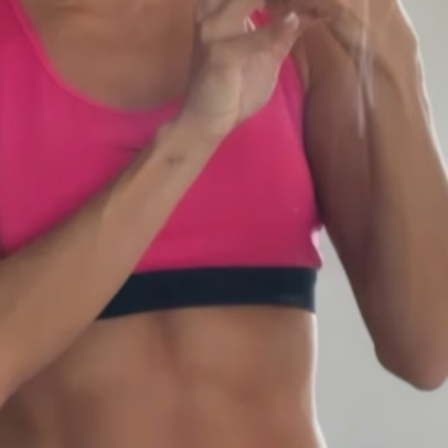 Barriga trincada rouba a cena durante treino de Deborah Secco