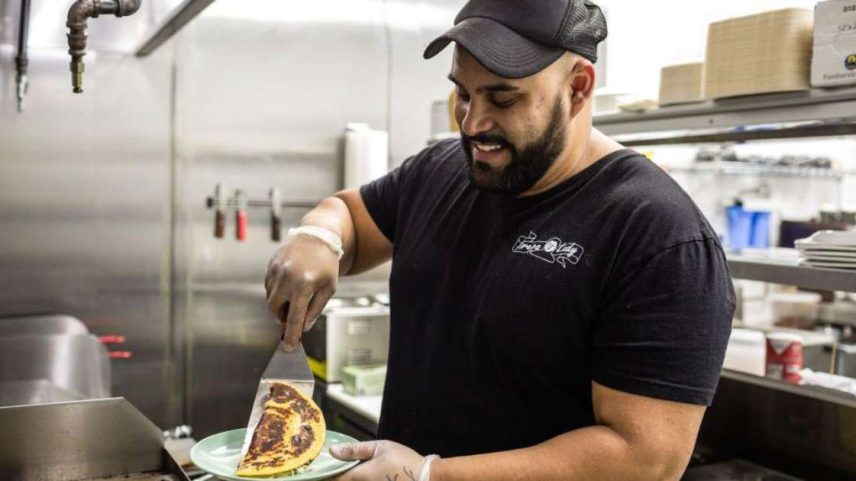 Alejandro Osorio, proprietário do restaurante colombiano Arepa Lady, em Nova York, em uma imagem de arquivo de 2018.