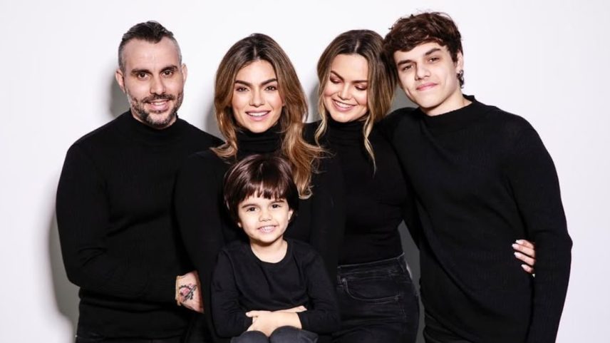 Mico Freitas ao lado de esposa e filhos