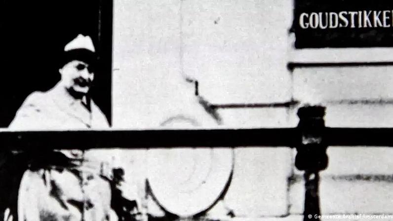 Hermann Göring saindo de prédio de Goudstikker após ver a coleção do colecionador de arte