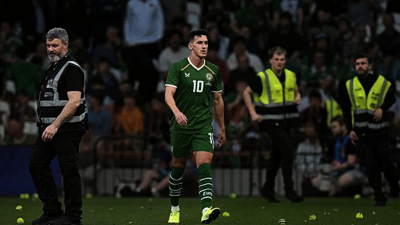 Jamie McGrath, jogador da Irlanda, em meio às bolas de tênis jogadas por torcedores irlandeses