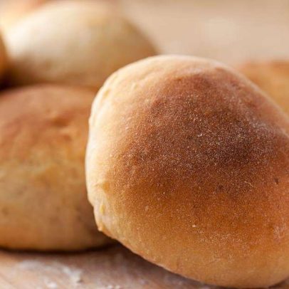 Pãozinho sem ovos e trigo fica leve em poucos minutos