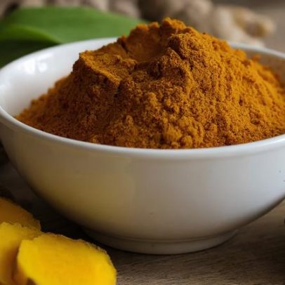 Estudo aponta riscos hepáticos associados a suplementos de cúrcuma