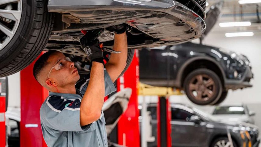 O impacto dessa transição para elétricos é visível na estrutura física das oficinas, que agora precisam de boxes adaptados e ferramentas isoladas para evitar acidentes graves