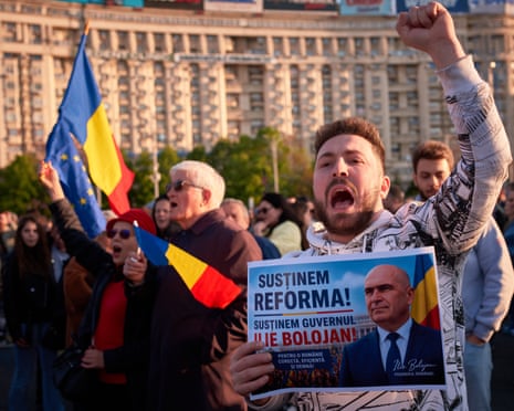 Supporters of Ilie Bolojan’s government demonstrating in Bucharest ahead of the no-confidence vote.