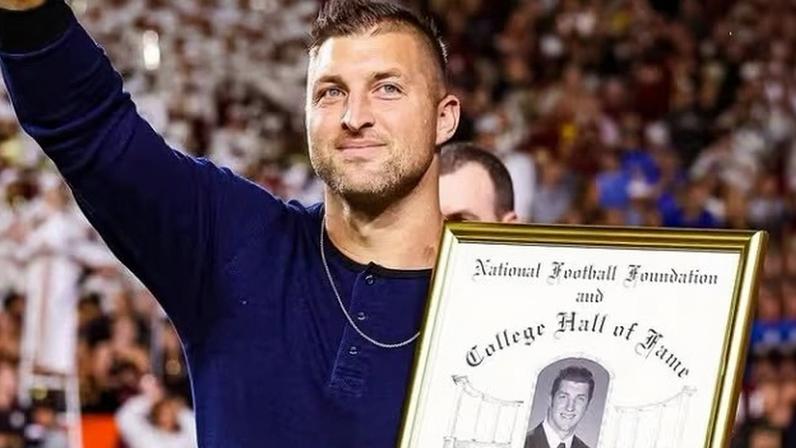 Tim Tebow foi introduzido no hall da fama da Universidade da Flórida em 2023