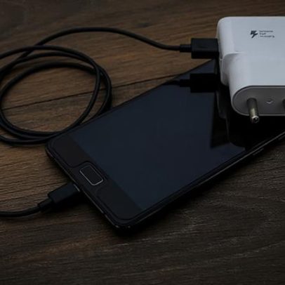 Por que o carregador de celular esquenta e como resolver