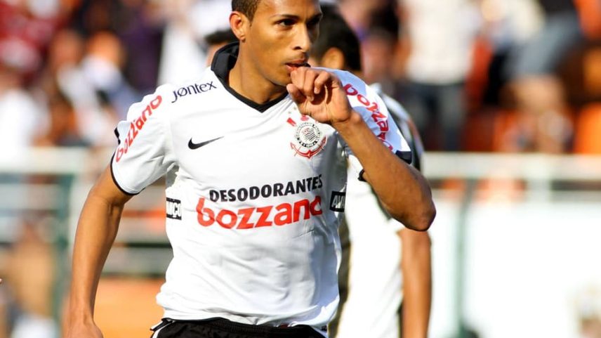 Liedson comemora um de seus três gols na histórica goleada por 5 a 0 sobre o São Paulo; o "Levezinho" foi o nome do clássico em 2011. (Foto: Divulgação / Corinthians)