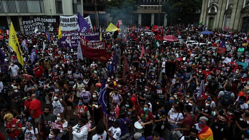 Protestos de movimentos de esquerda contra o governo Jair Bolsonaro, no Rio de Janeiro, no dia 5 de julho de 2021. (Foto: André Coelho/EFE)