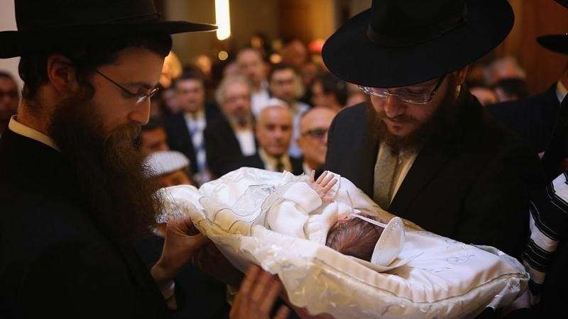 A Lei de Moisés estabelece que os judeus do sexo masculino devem ser circuncidados no oitavo dia de nascimento, um rito conhecido como brit milá