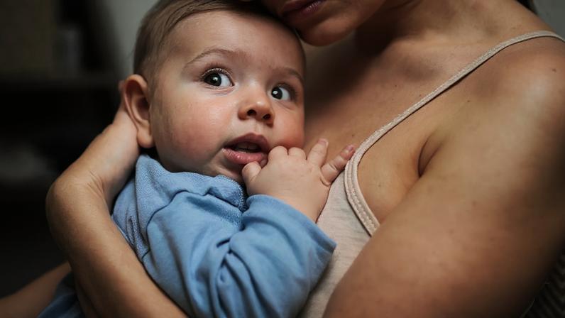 Bebê com peito chiando? Quando é hora de levar ao médico