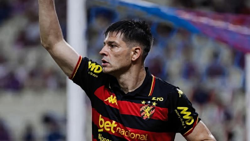Não coube em palavras: saiba o que significa a comemoração em Libras do artilheiro do Sport