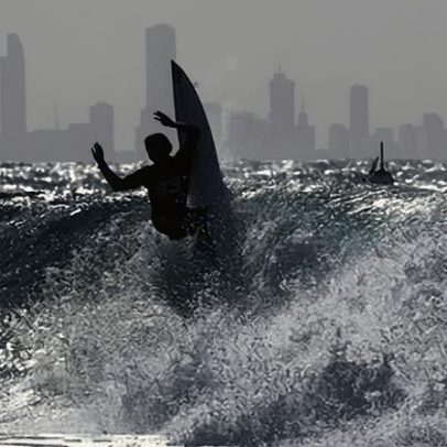 Competição de surfe e corrida de queijo em fotos do dia