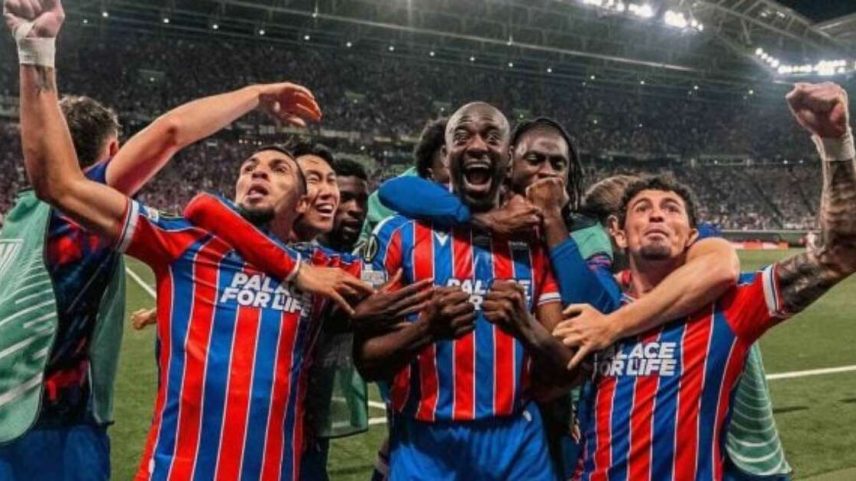 Jogadores do Crystal Palace comemoram o gol marcado na vitória sobre o Rayo Vallecano