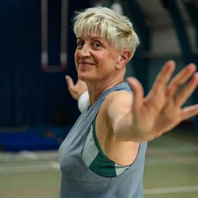 Rotina de treino rápido para braços aos 57 anos funciona para ganhar força