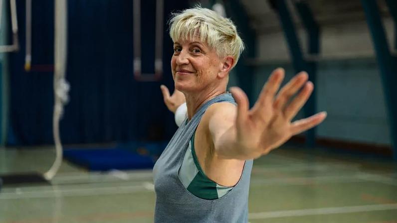 'Esta é a rotina de exercícios para os braços que funciona melhor para mim aos 57 anos': o treino rápido da personal Lisa Piñeiro é ideal ganhar força e definir ombros e braços.