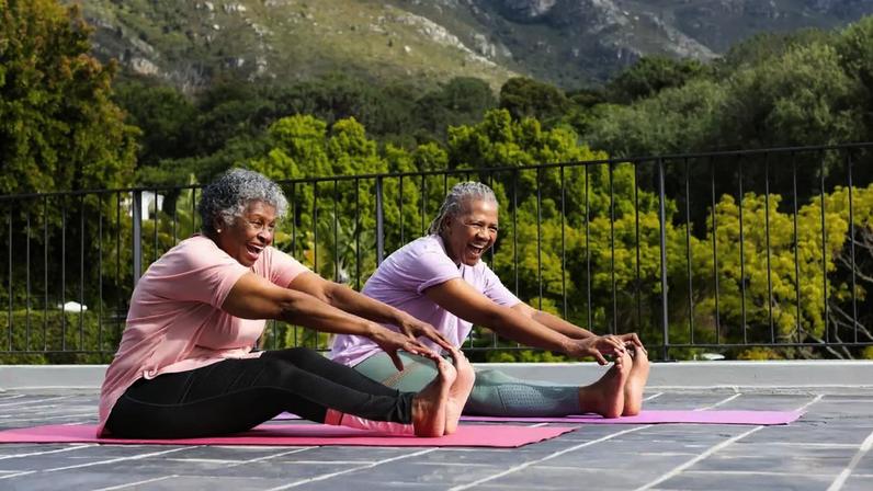 Duas mulheres negras fazendo alongamento ao ar livre