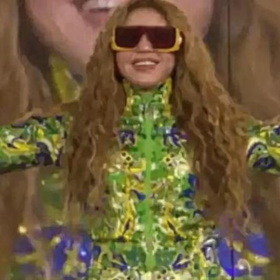Shakira abre show em Copacabana com La Fuerte e bandeira do Brasil