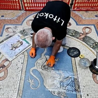 Mosaico de touro é restaurado após ser pisoteado por transeuntes