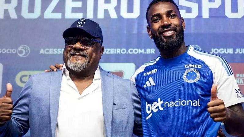 Gerson e o pai em coletiva de apresentação no Cruzeiro.
