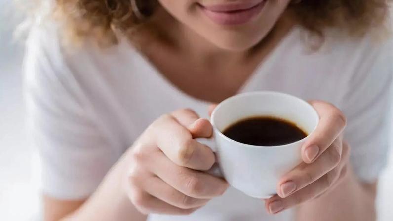Além da cafeína, o café contém antioxidantes naturais que ajudam a combater o estresse oxidativo, processo relacionado ao envelhecimento das células cerebrais – depositphotos.com / HayDmitriy