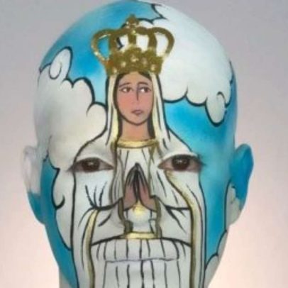 Artista se transforma em Nossa Senhora de Fátima em obra de mais de 10 horas