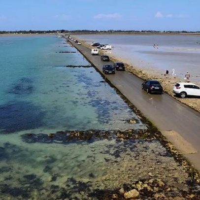 Estrada europeia fica submersa pelo Atlântico duas vezes ao dia