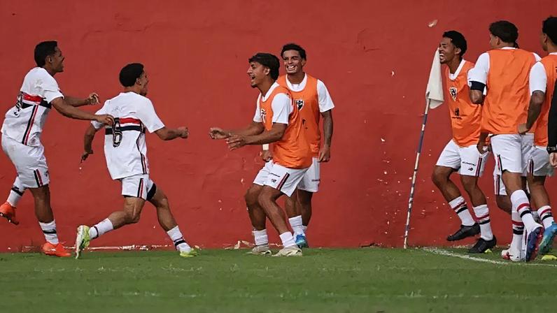 Jogadores do São Paulo antes da partida diante do América-MG, fora de casa –