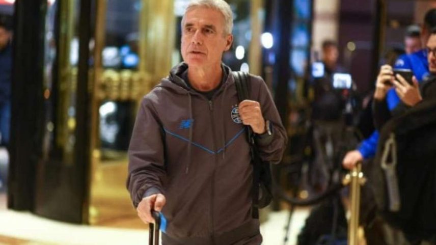 Luís Castro ao lado de torcedores do Grêmio –