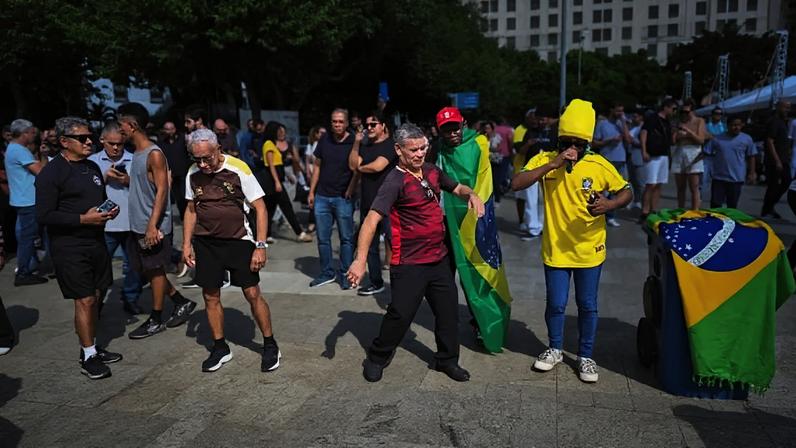 Cristiano com dois cartazes bem-humorados na Praça Mauá – Carlos Alberto Vieira/Jogada 10