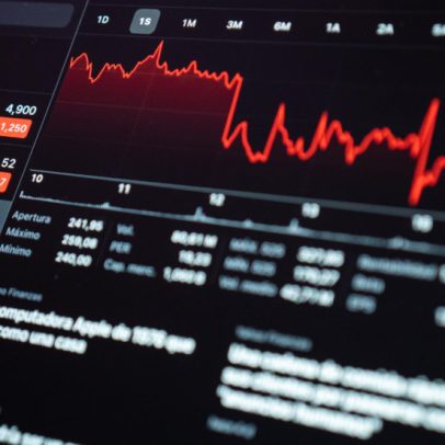 Ibovespa cai abaixo de 175 mil pontos com pressão de Vale e Petrobras