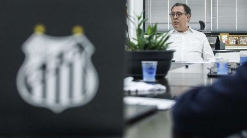 Reprodução - Legenda: Marcelo Teixeira foi abordado enquanto deixava a sua universidade / Jogada10