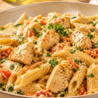 Macarrão cremoso com frango de uma panela, opção leve para o almoço