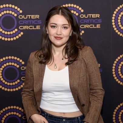 Isa Briones pede a fãs desrespeitosos que parem de gritar na Broadway