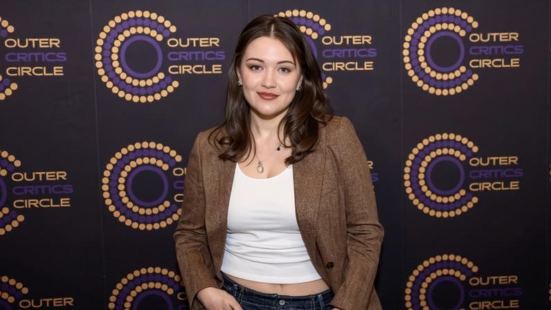 Isa Briones pede a fãs desrespeitosos que parem de gritar na Broadway
