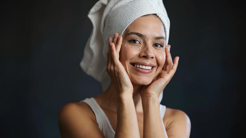 Mulher fazendo skincare