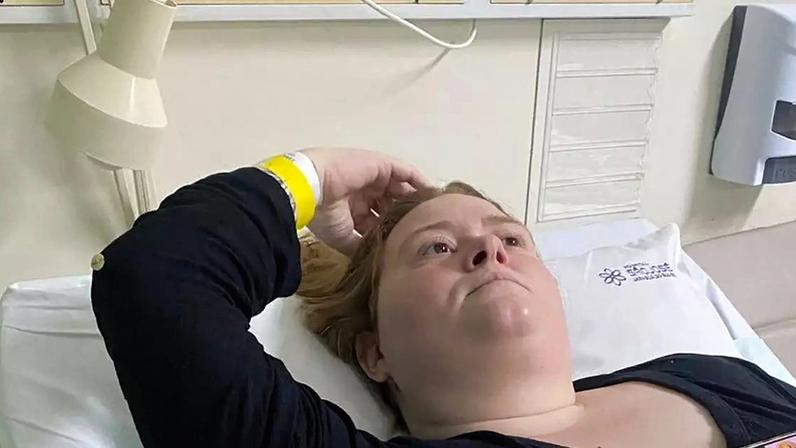 A luta de Carol: uma jovem de 28 anos enfrenta o melanoma e precisa de ajuda