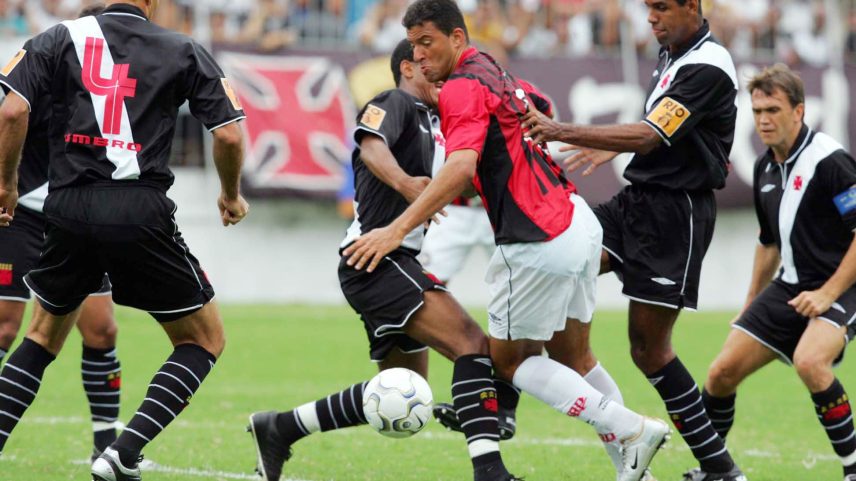 Lance da partida entre Vasco e Athletico, válida pelo Campeonato Brasileiro de 2004, no Estádio de São Januário